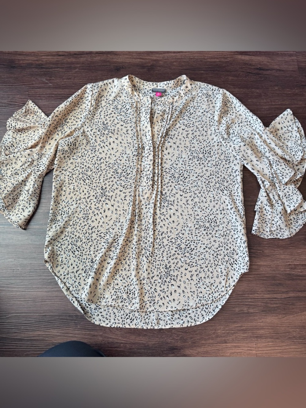 Vince Camuto Blouse Beige Tan Black Leopard Print Ruffle Waterfall Sleeve Med